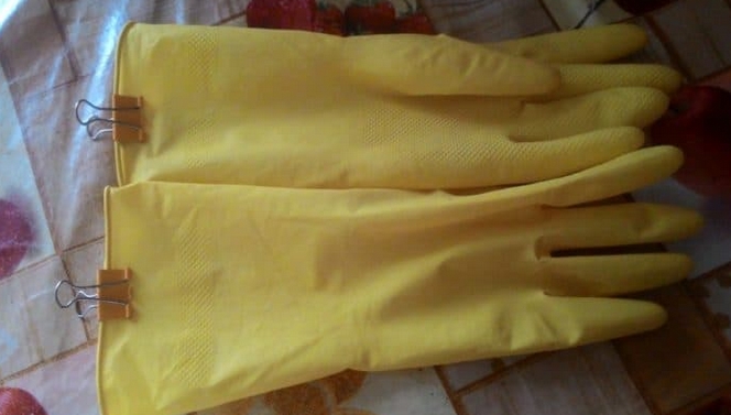 clipped dishwashing gloves