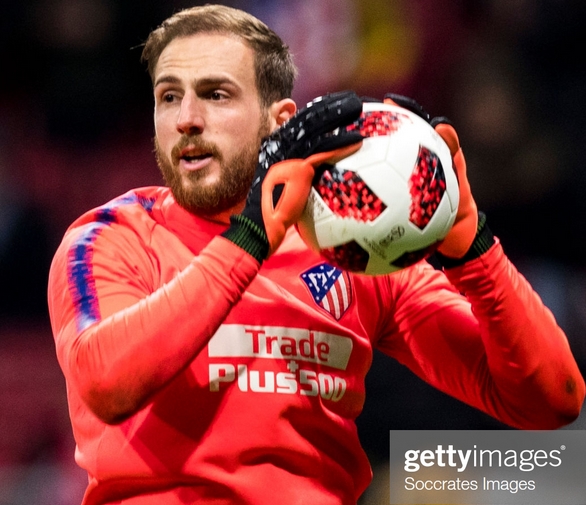 Jan Oblak wearing Puma gloves