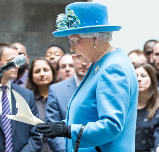 Why the queen always wears gloves on official events