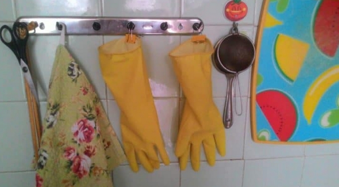 Easy way to store dishwashing gloves